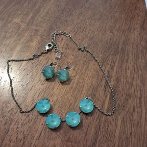 Chic Silver Necklace with Aqua Accents